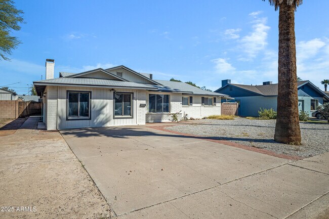 Building Photo - 110 W Del Rio Dr