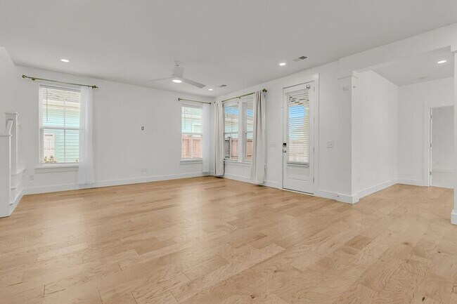 Building Photo - 102 True Blue Lp