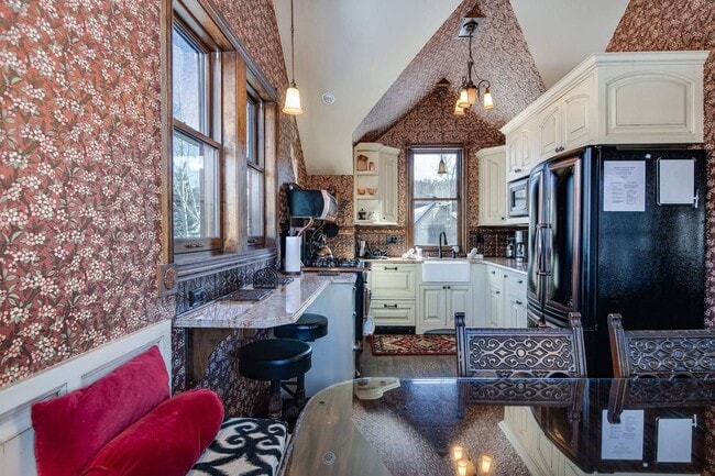 Building Photo - Winter rental! Luxury 4 bed, 3 bath home i...