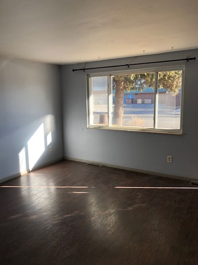 Building Photo - Duplex 1 bed, 1 bath with garage