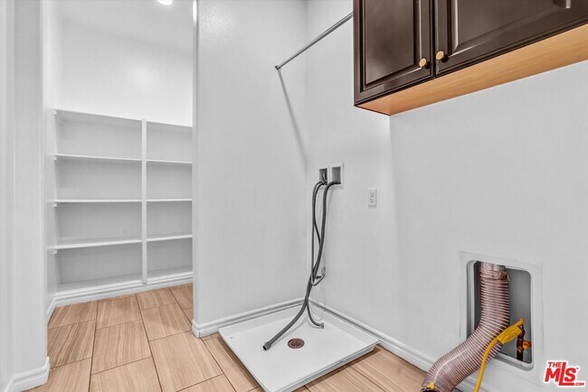 Building Photo - 577 Comet Ave