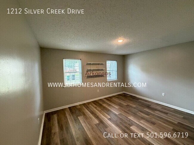 Building Photo - 1212 Silver Creek Dr