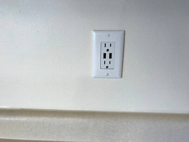 Building Photo - 351 Chicago Rd