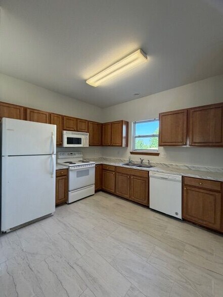 Building Photo - 425 Thornton St