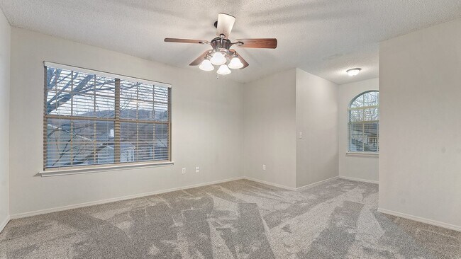Building Photo - "Cozy 2-Bedroom Duplex Retreat on East Dra...