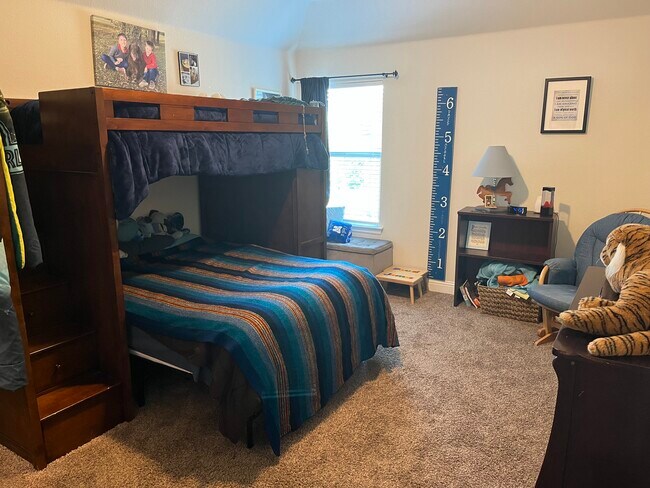 Upstairs large bedroom - 136 Peace Pl