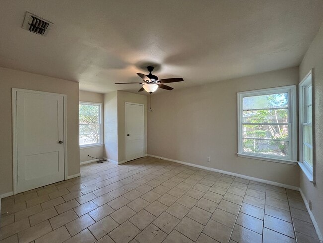 Building Photo - LINDALE PARK WITH EXTRA SQUARE FOOTAGE!!