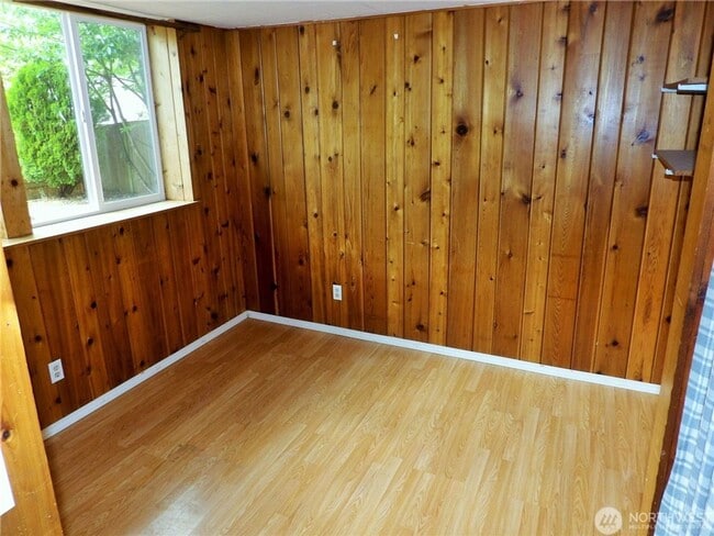 Building Photo - 5Bd/2Ba Bellevue Home