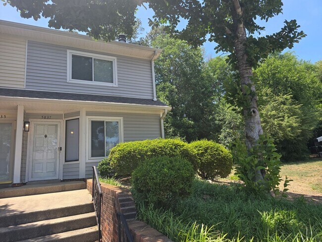 Building Photo - Stylishly Renovated End-Unit Townhome with Easy Raleigh Access