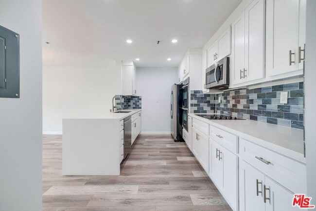 Building Photo - 230 S Catalina Ave