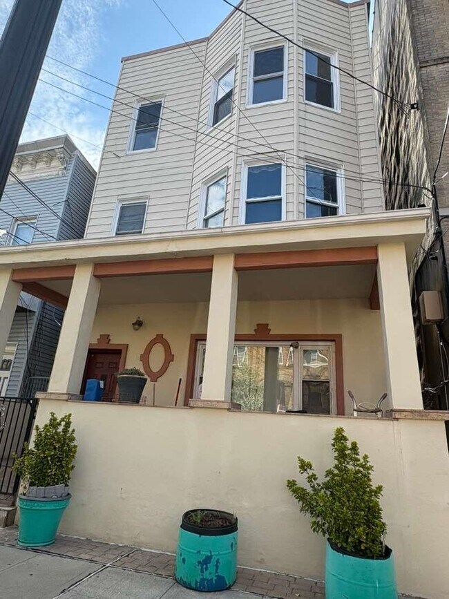 Building Photo - 4526 Brown St