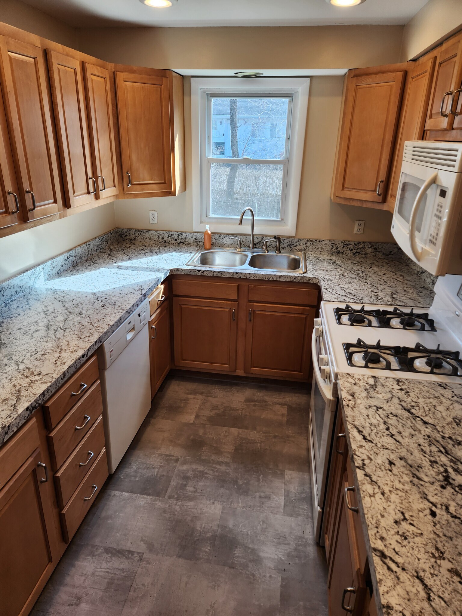 Kitchen - 4607 James St