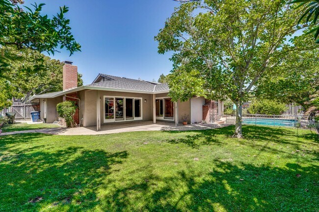Building Photo - Excellent 3 Bedroom 2 Bath In A Great Neig...