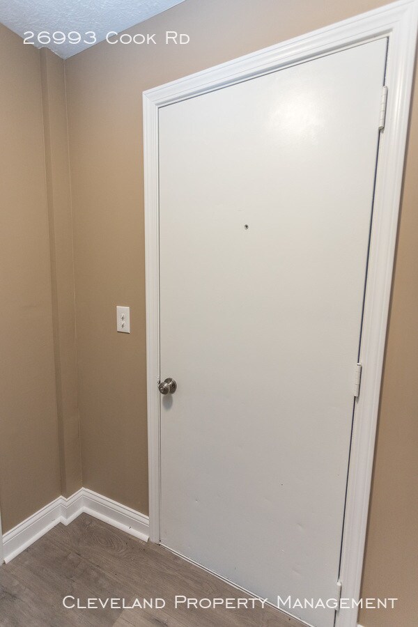 Building Photo - Newly Renovated Olmsted Twp Home