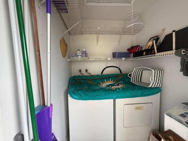 Building Photo - 894 Flanders S