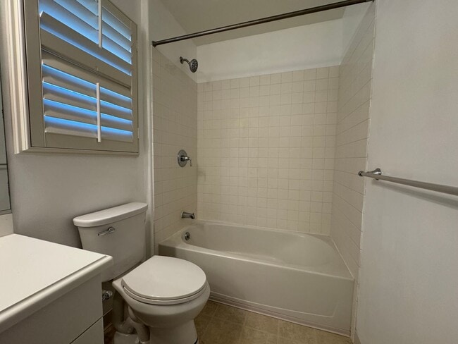 Building Photo - Stunning 4 Bedroom with 3 Bathroom Home in...