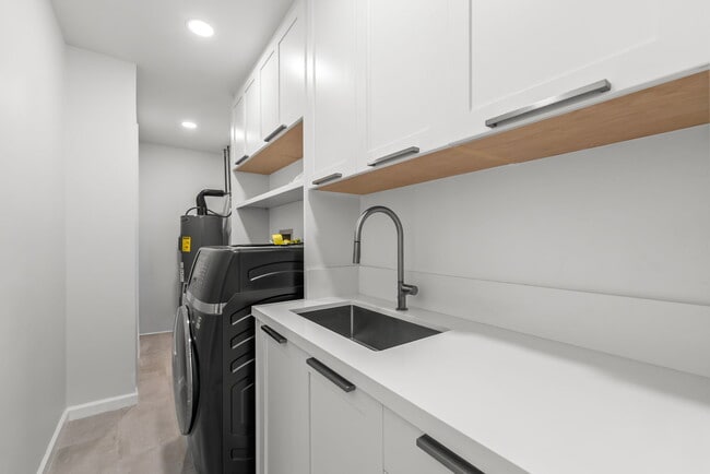 Building Photo - 2067 Laukahi St