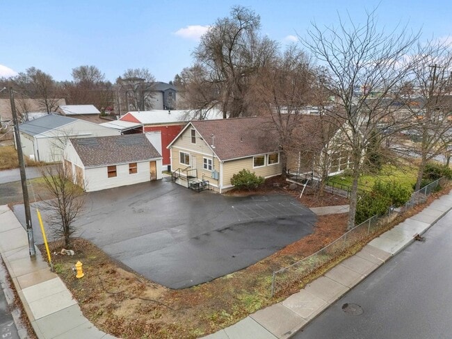 Building Photo - 107 E Holland Ave