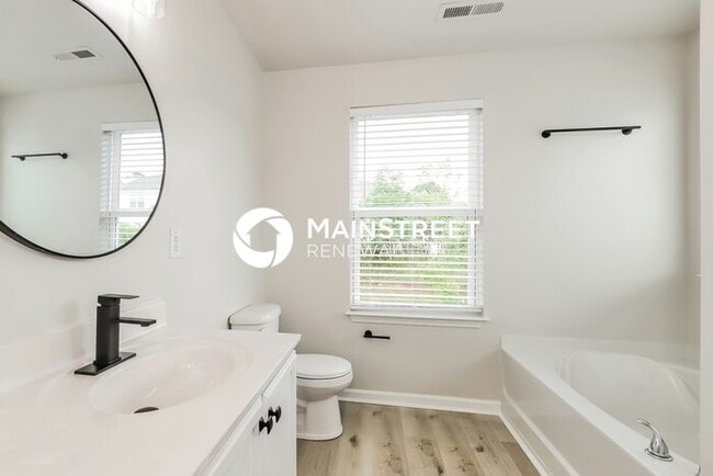 Building Photo - 3 Bedroom Pet-Friendly Home in BURLINGTON,...