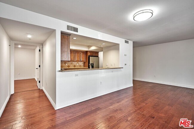 Building Photo - 4822 Elmwood Ave