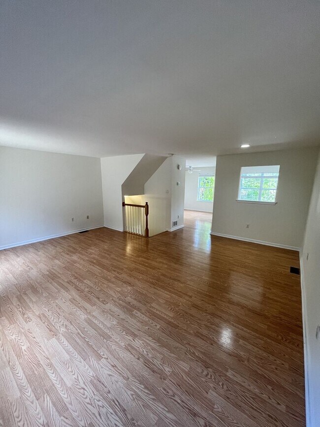 Building Photo - 18 Emandan Ln