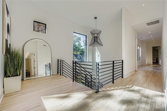 Building Photo - 1223 Mayfair Dr NE