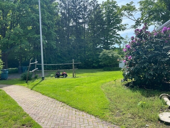 Building Photo - 566 W Main St