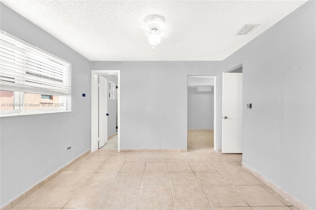 Building Photo - 951 W 30th St