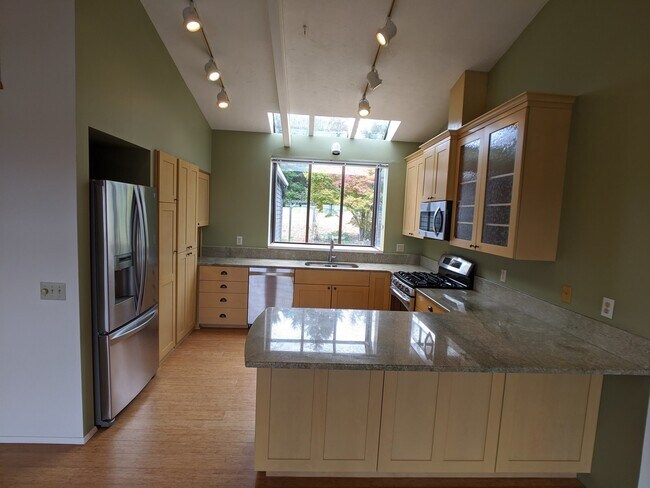 Building Photo - 3 bed 3 bath on 4.8 acres w/ beautiful wat...