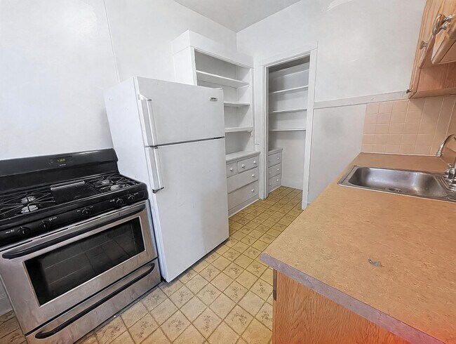 Building Photo - 1304 W Rosemont Ave