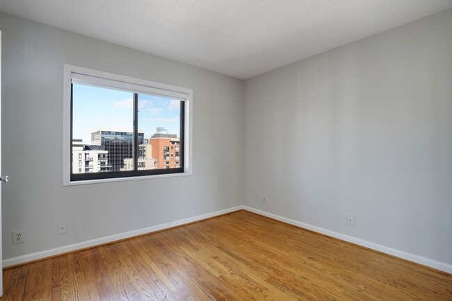 Building Photo - 1600 N Oak St