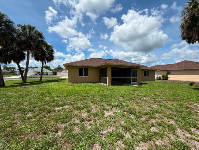 Building Photo - Your Dream Home Awaits in Port Charlotte!