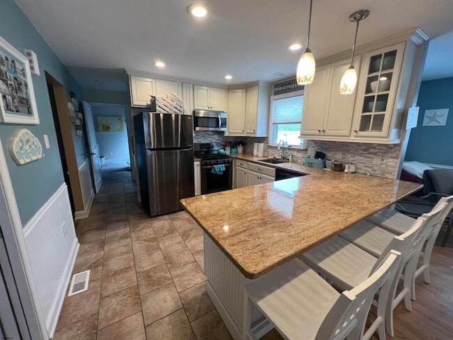 Building Photo - 406 N Dorset Ave