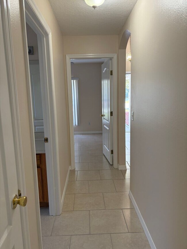 Building Photo - Spacious 3 Bd 2 Bth Home Available Now in Minneola!