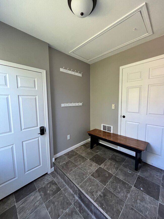 Building Photo - Bright 2 Bed / 2 Bath Basement Apartment with Garage Access – Driggs, ID