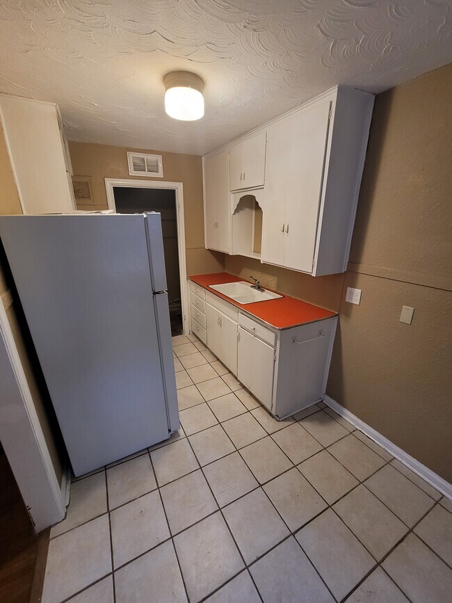 Kitchen - 843 S Pershing St
