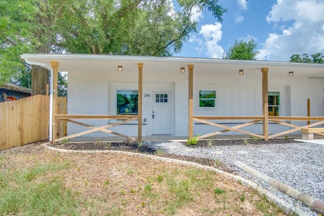 Primary Photo - Modern 2 Bedroom Home Minutes from Downtow...
