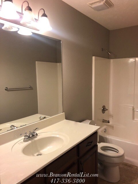 Building Photo - Over 2,000 sqft on one level