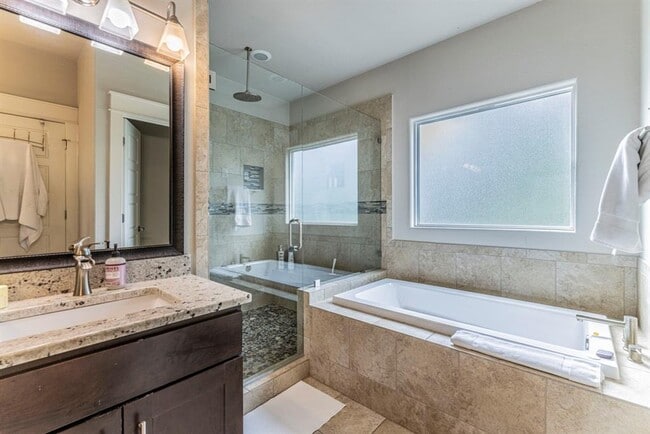 Building Photo - 1700 Singleton Ave