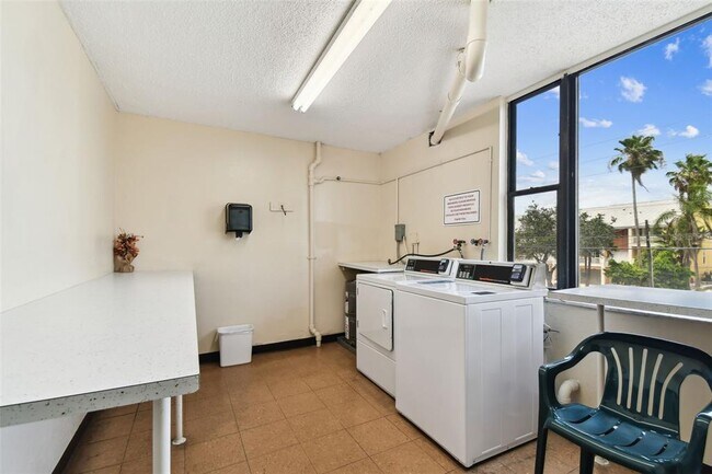 Building Photo - 255 Dolphin Point