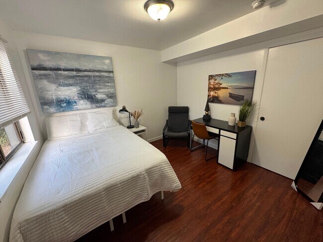 Building Photo - Spacious Private Furnished Room Downtown Salt Lake Amazing location
