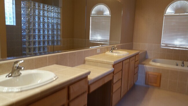 Building Photo - RARE ONE STORY EXECUTIVE HOME IN GATED COM...