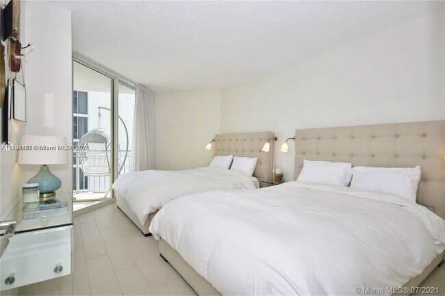 Building Photo - 17375 Collins Ave