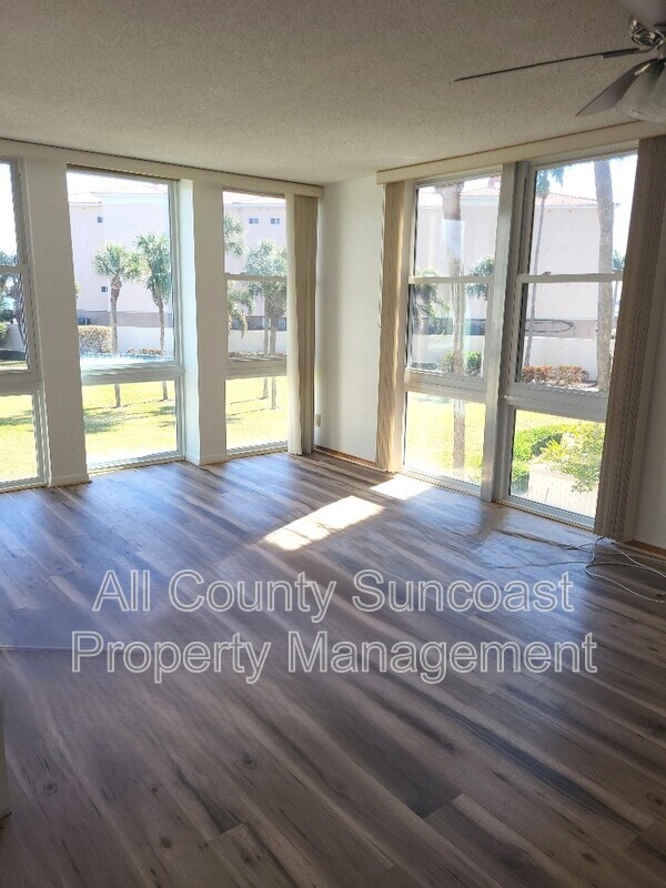 Building Photo - 7400 Sun Island Dr S