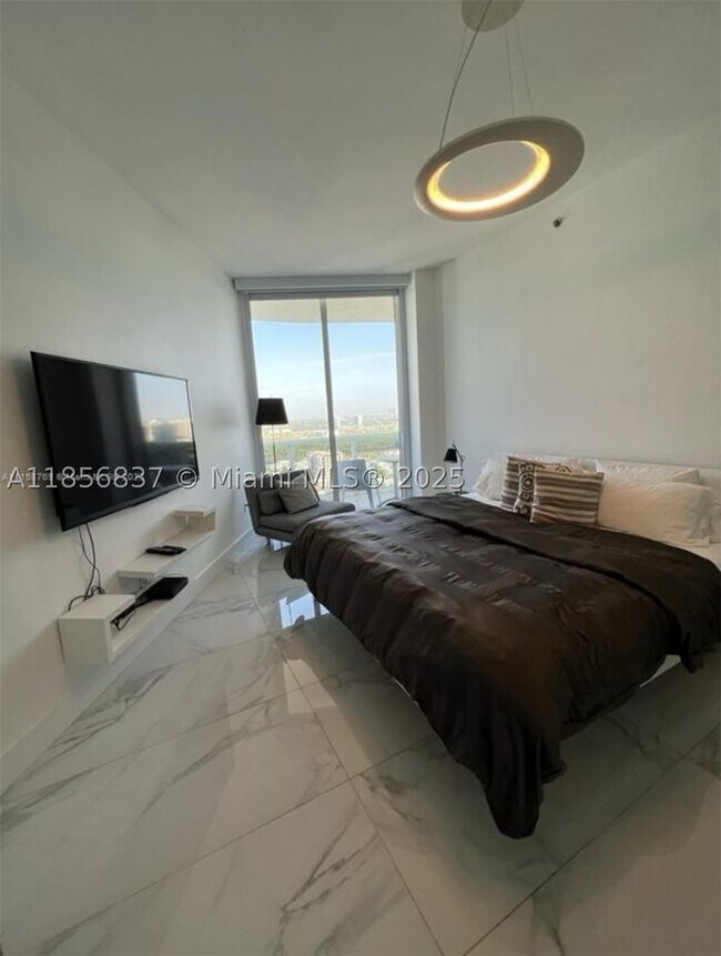 Building Photo - 15811 Collins Ave
