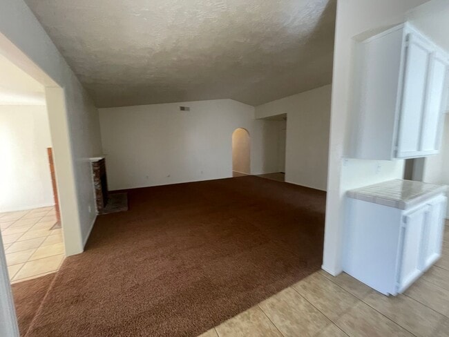 Building Photo - Hesperia-Refurbished- 3 Bedrooms, 2 Bathrooms + Den or Office, Large Property