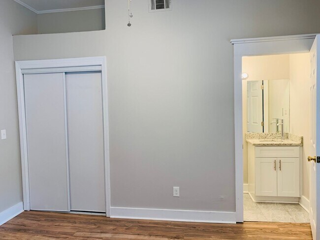 Building Photo - Wow! Grant Park Location! 3 bed, 2 bath, h...