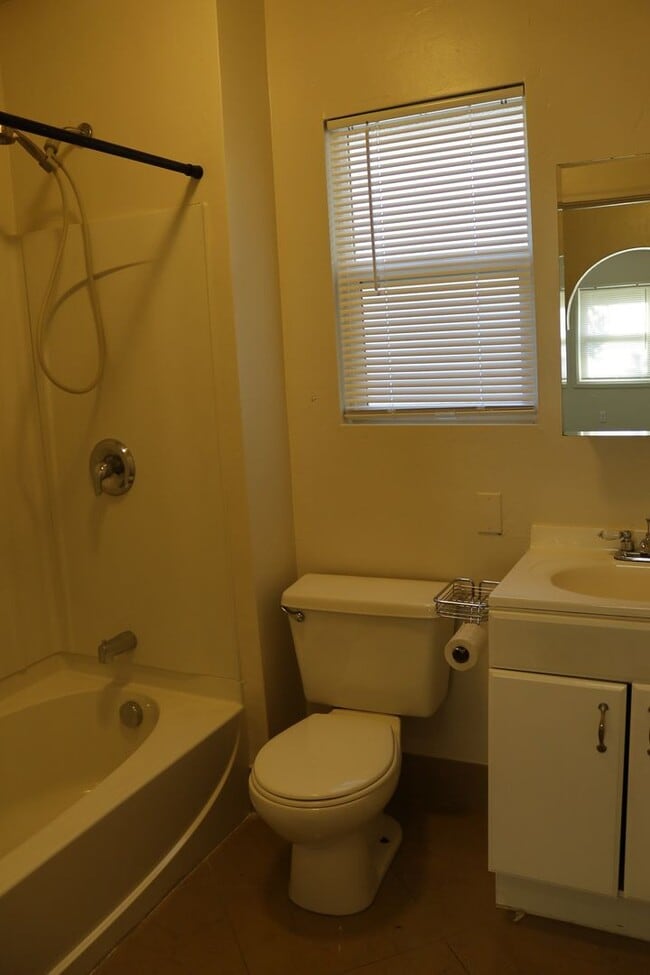 Building Photo - 6 bedroom 2 bath home