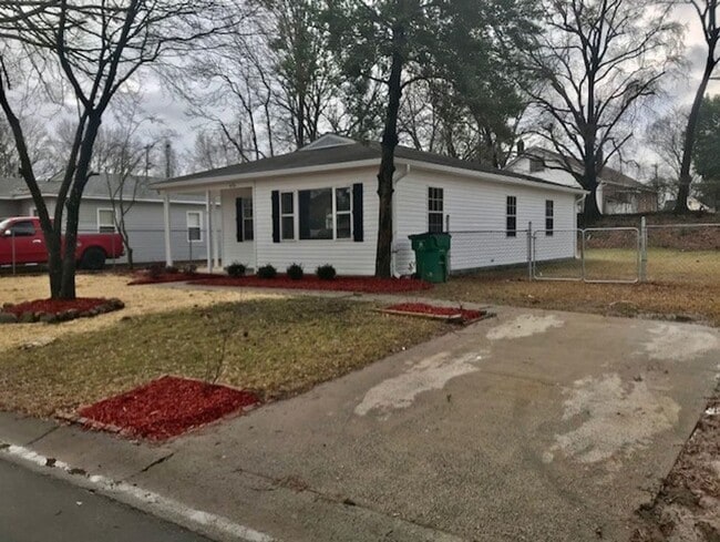Building Photo - Must see this Adorable 3 bedroom 1 bath home in a Cu Da Sac. Conveniently close to Uptown, NODA, ...