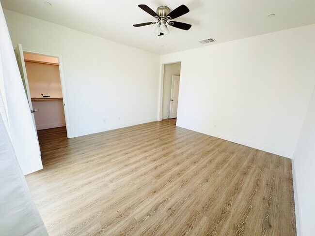 Building Photo - 10964 Roble St